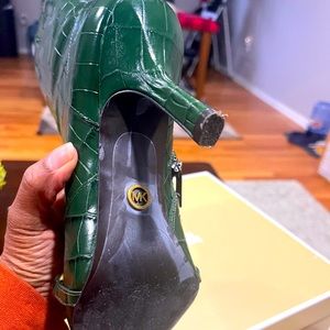 Michael Kors 8.5 Moss color ankle boots